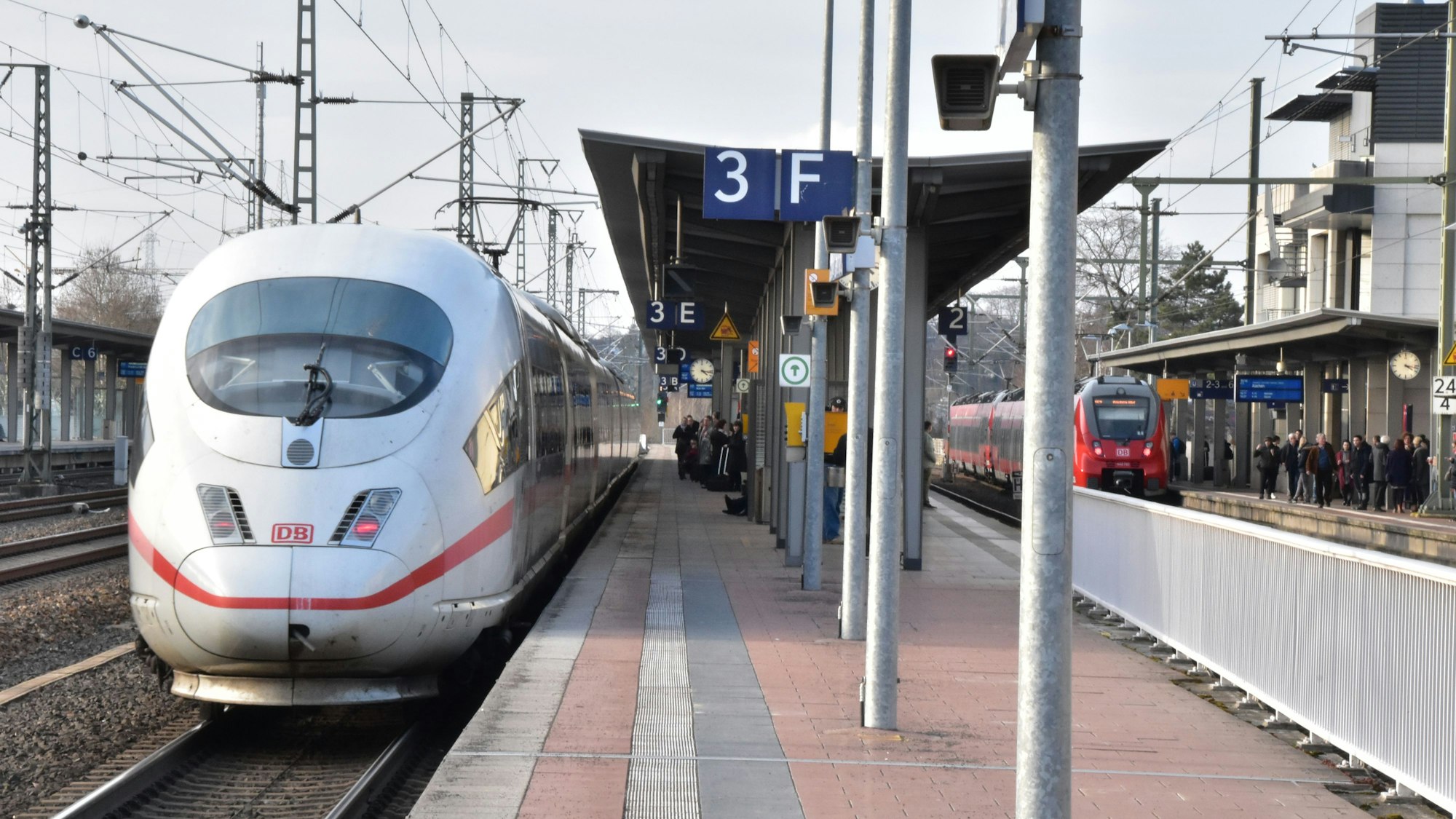 Ein ICE-Zug hält an Gleis der des Bahnhofs Siegburg/Bonn.