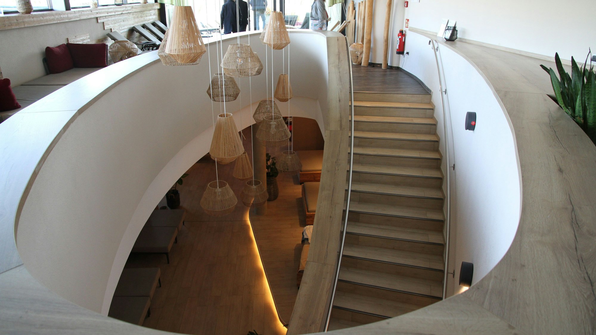 Aufnahme einer Treppe, die in einen Sauna-Bereich führt