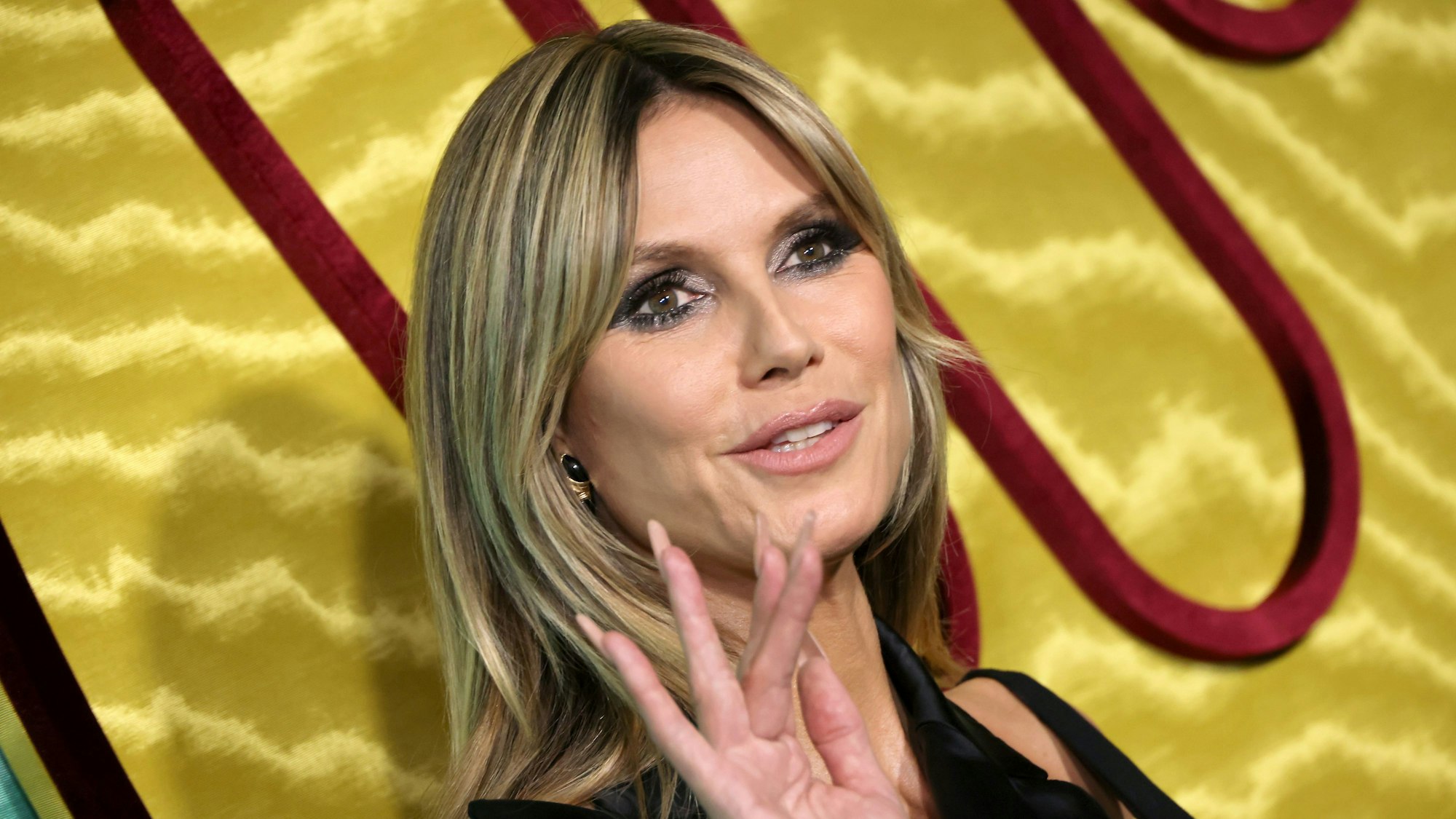 Heidi Klum winkt bei einer Grammy-Party im Februar 2024 in die Kamera.