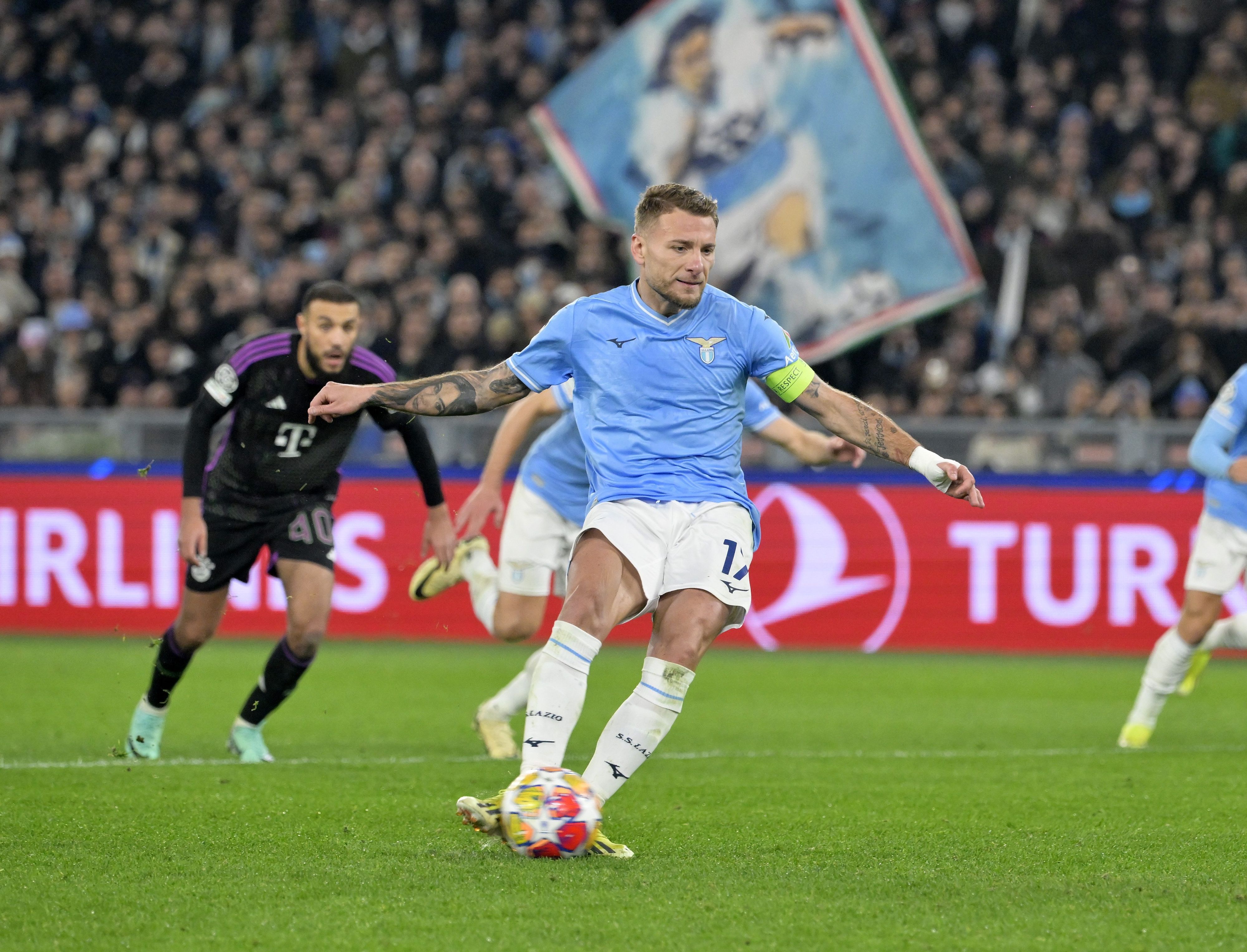 Lazios Ciro Immobile (vorne) schießt und trifft vom Elfmeterpunkt.