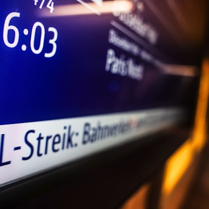 Eine Anzeigetafel der Deutschen Bahn weist auf einen GDL-Streik hin. Seit Monaten sind die Tarifgespräche ohne Einigung, es kam bereits zu sechs Streiks. (Archivbild)