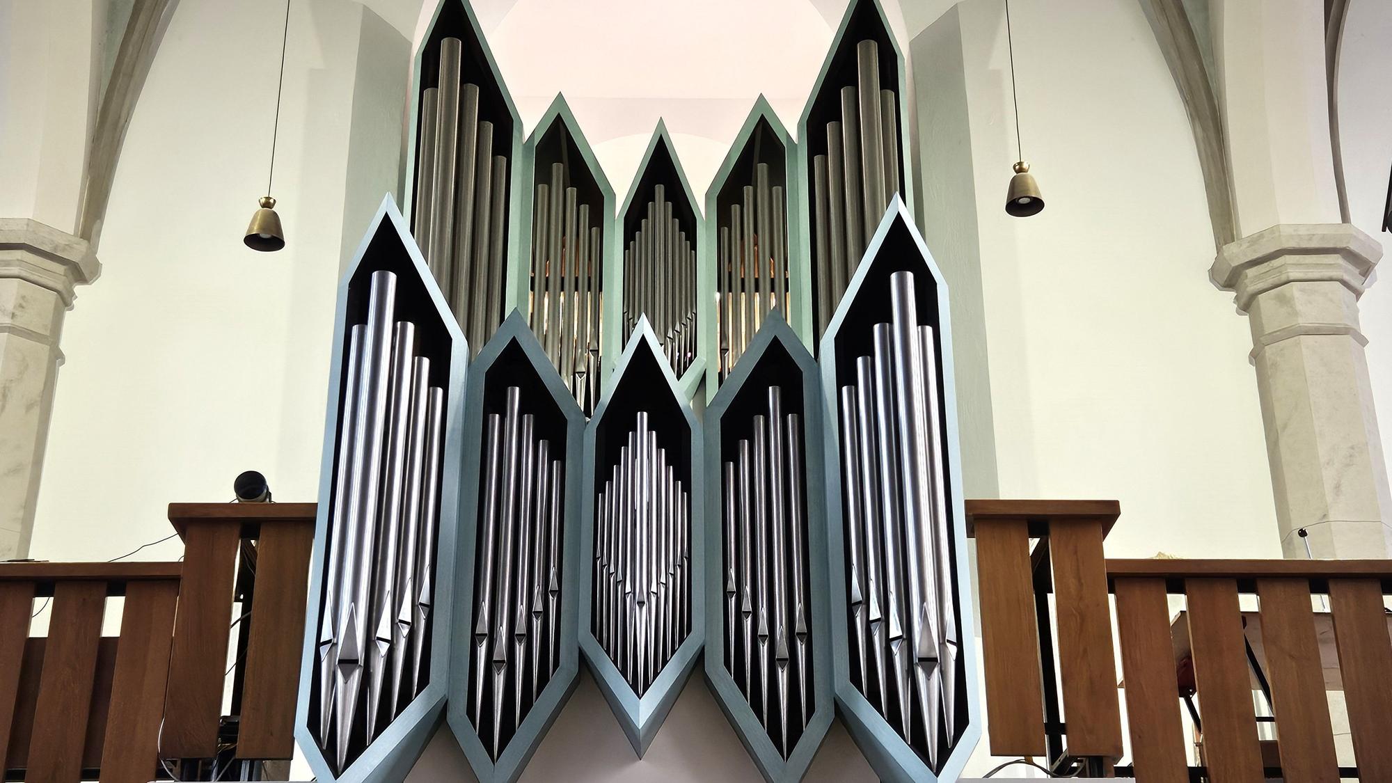 Blick auf die Orgelpfeifen auf der Empore in der Kirche in Gemünd.