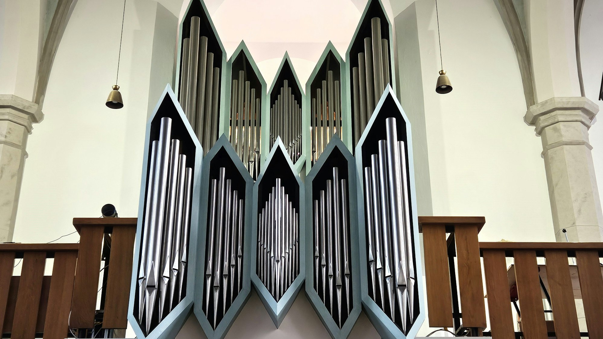 Blick auf die Orgelpfeifen auf der Empore in der Kirche in Gemünd.
