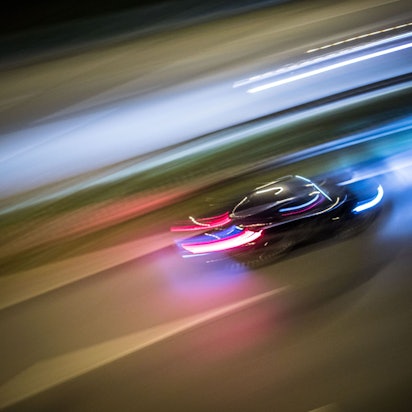 Ein schnell fahrendes Auto auf der Autobahn