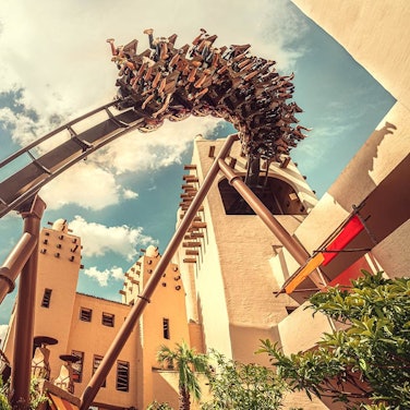 Gäste fahren Überkopf auf der Achterbahn Black Mamba im Phantasialand in Brühl.