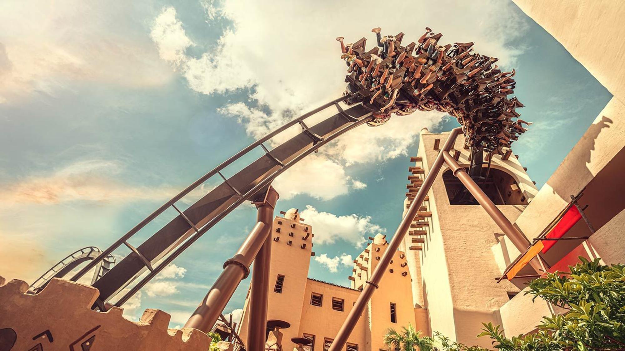 Gäste fahren Überkopf auf der Achterbahn Black Mamba im Phantasialand in Brühl.