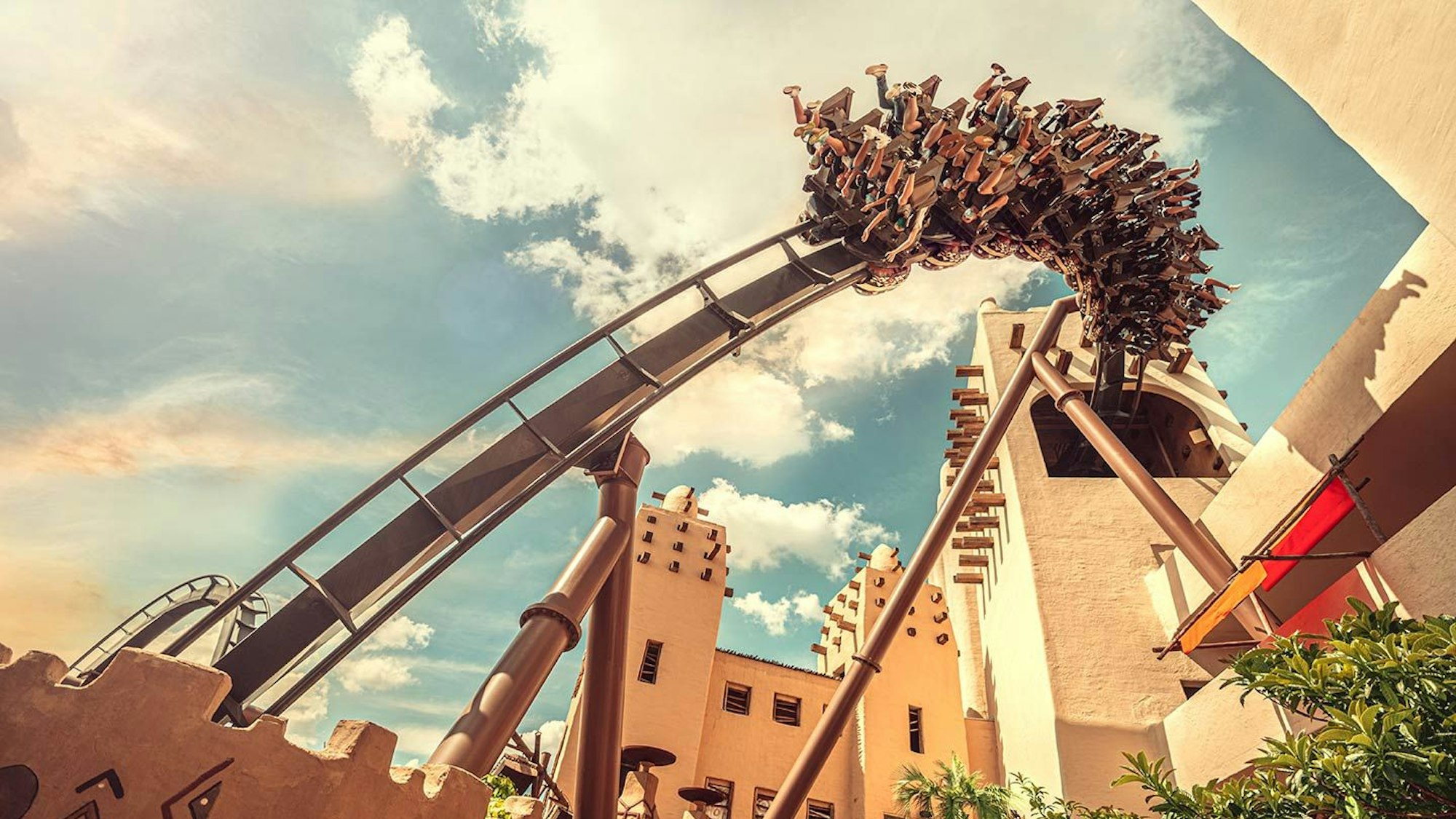 Gäste fahren Überkopf auf der Achterbahn Black Mamba im Phantasialand in Brühl.