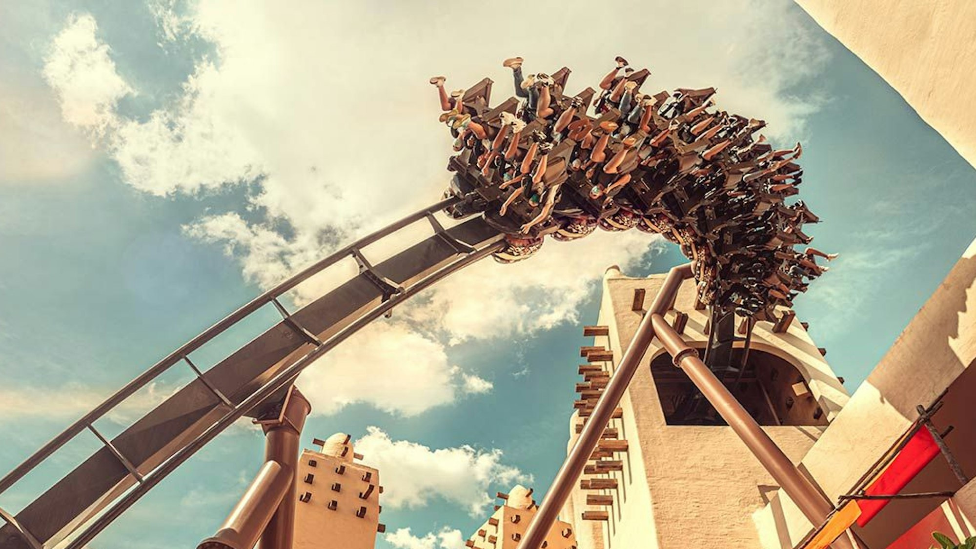 Die Achterbahn „Black Mamba“ im Phantasialand in Brühl.