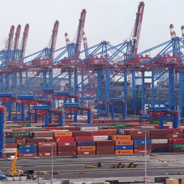 Container stehen im Hamburger Hafen an einem Terminal. Die EU-Staaten haben das Lieferkettengesetz beschlossen. (Symbolbild)