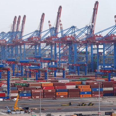 Container stehen im Hamburger Hafen an einem Terminal. Die EU-Staaten haben das Lieferkettengesetz beschlossen. (Symbolbild)