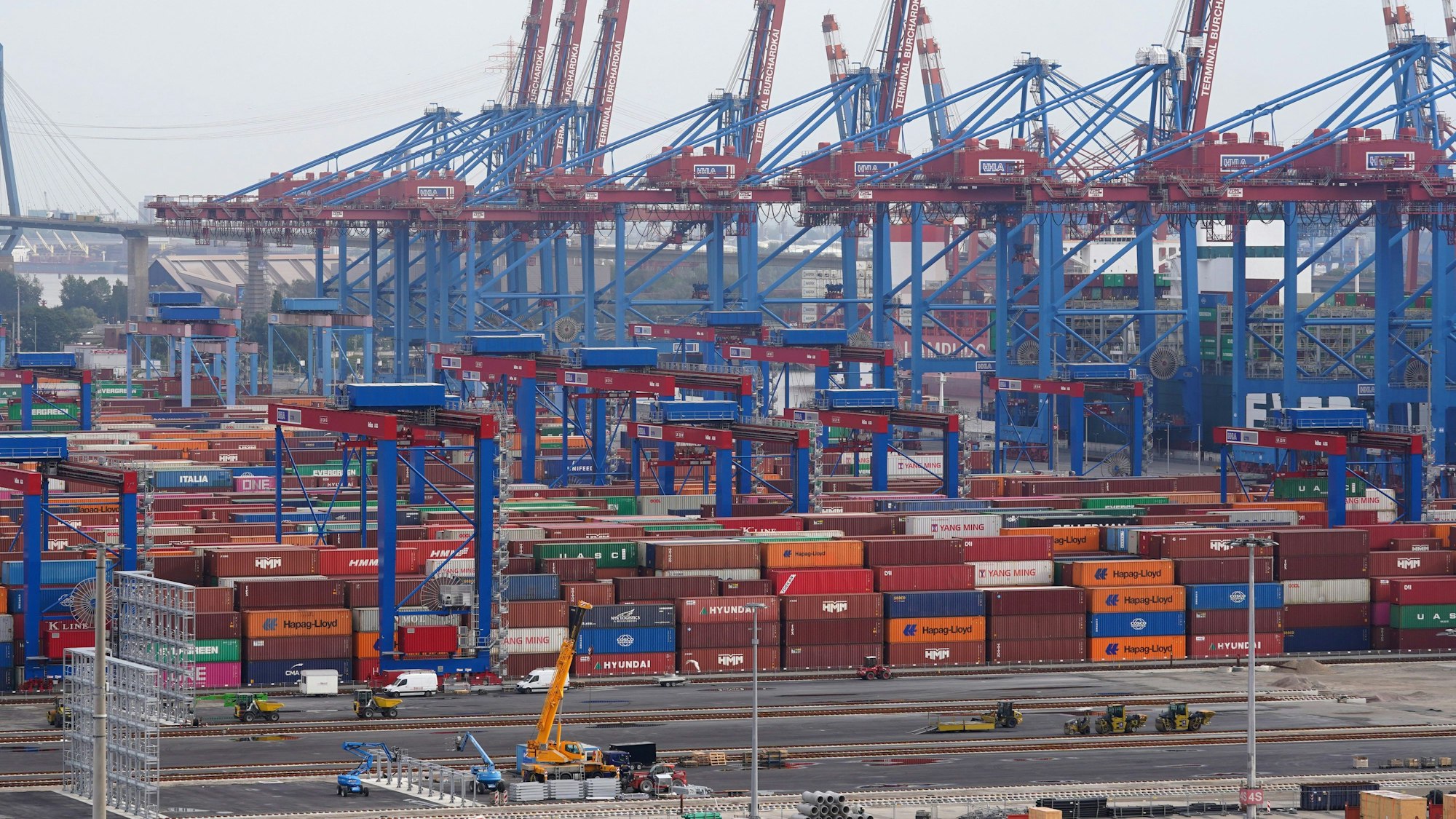 Container stehen im Hamburger Hafen an einem Terminal. Die EU-Staaten haben das Lieferkettengesetz beschlossen. (Symbolbild)