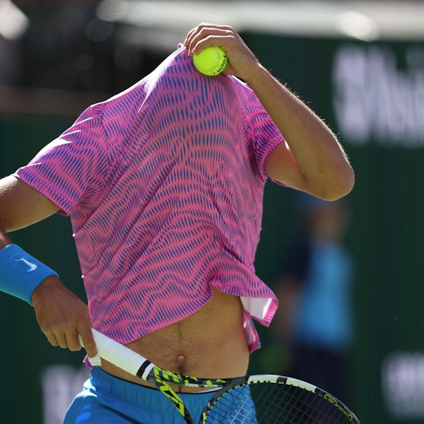 Angst vor Bienen: Carlos Alcaraz schützt sein Gesicht vor den Insekten, nachdem diese plötzlich den Centre Court in Indian Wells erobert hatten.