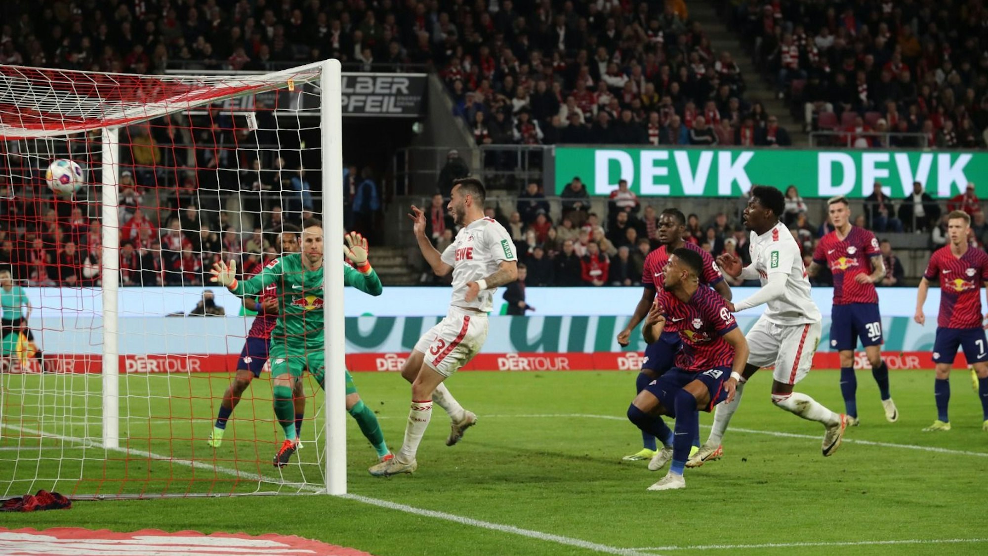 Sargis Adamyan drückt den Ball ins Tor.