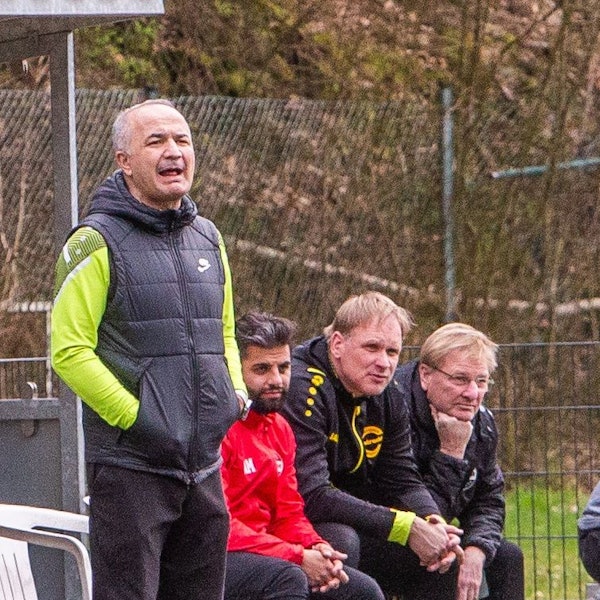 Hohkeppels Trainer Mutlu Demir steht am Spielfeldrand.