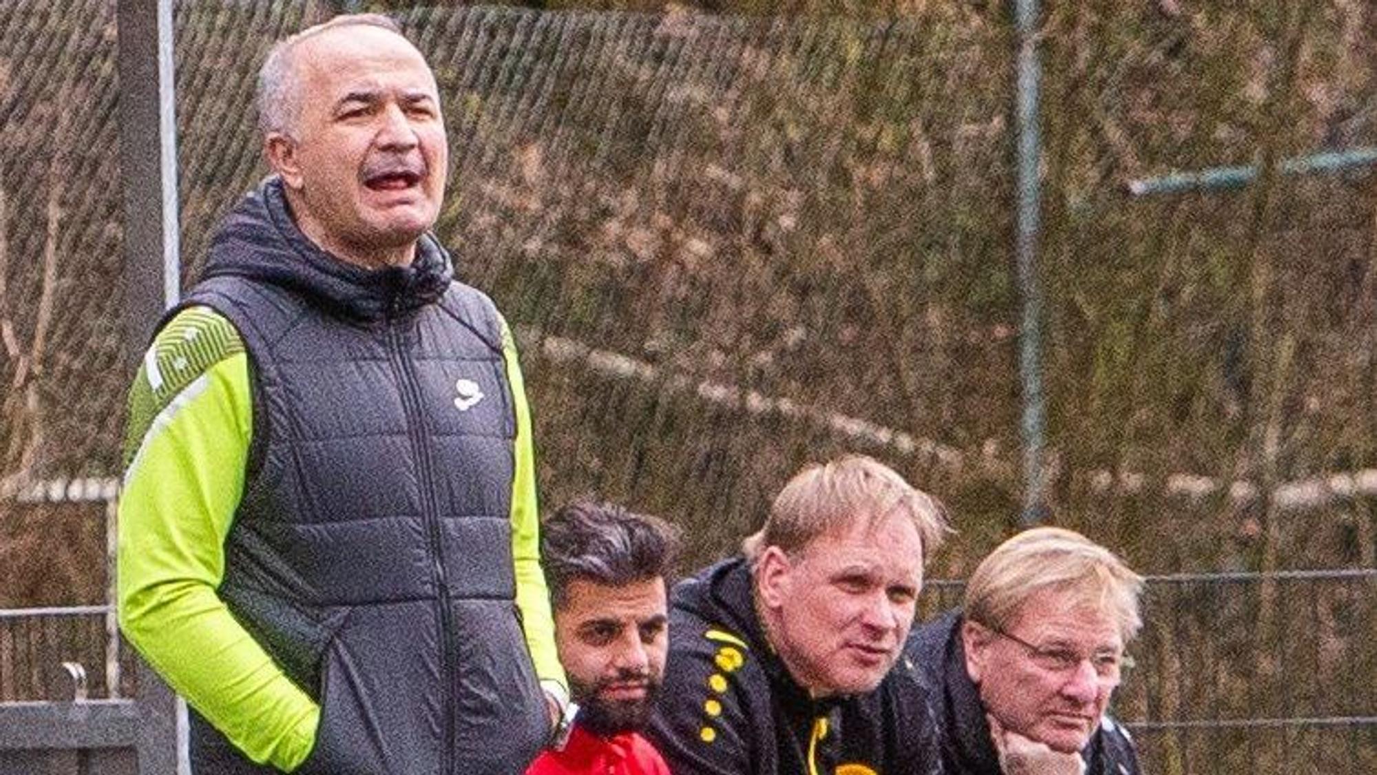Hohkeppels Trainer Mutlu Demir steht am Spielfeldrand.