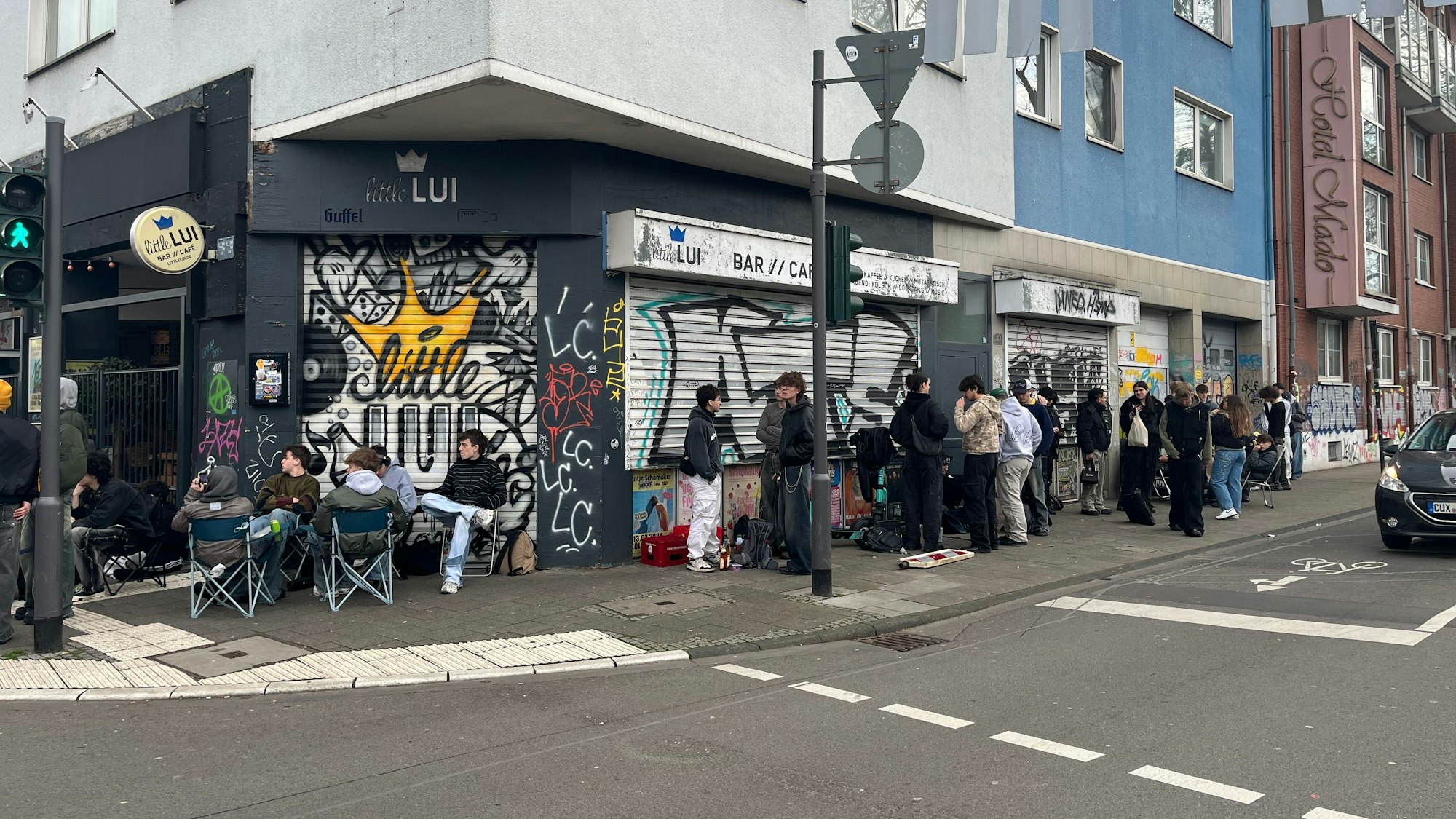 Wer am Morgen an dem Pop-up-Store vorbeifuhr, konnte die Schlange davor nicht übersehen.