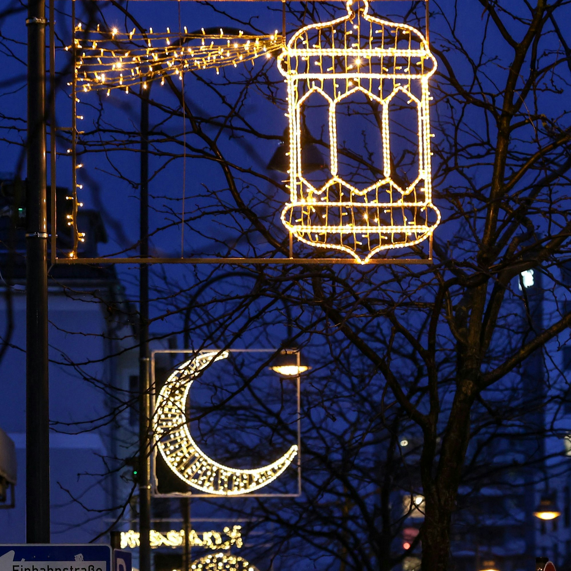 Die Beleuchtung ist an den Straßenlaternen zwischen Piusstraße und Geisselstraße angebracht.