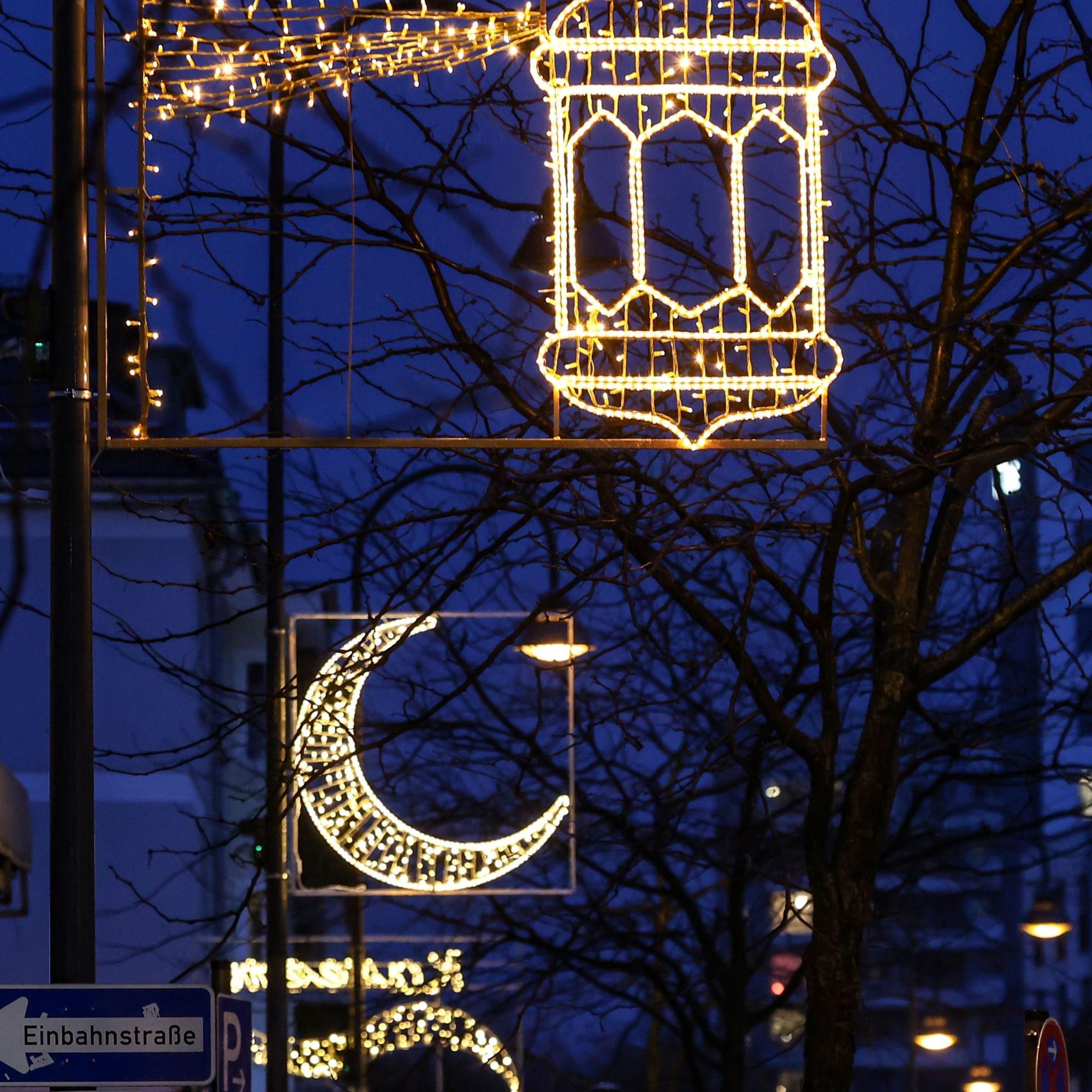 Verschiedene Ornamente wurden an Straßenlaternen angebracht.