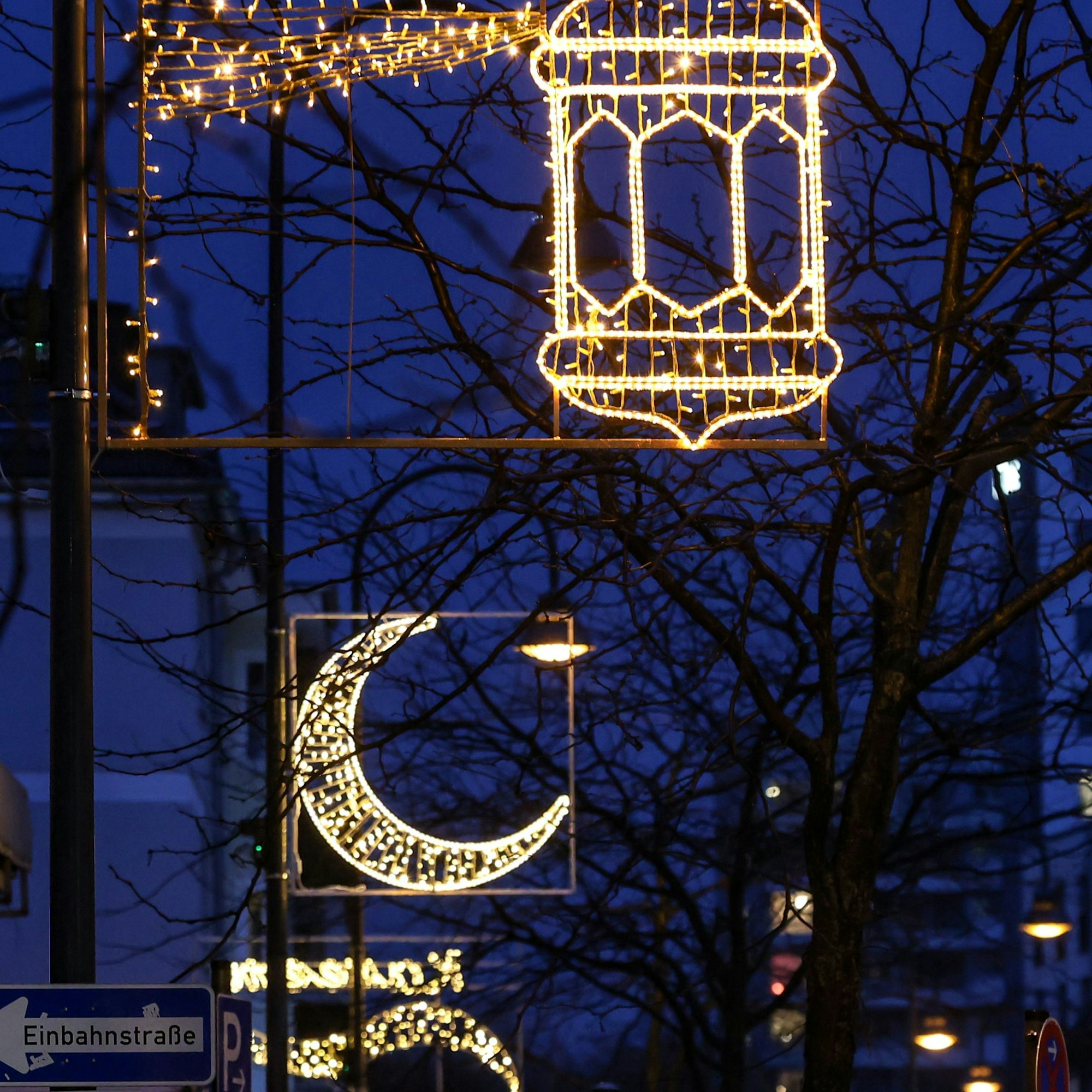 Verschiedene Ornamente wurden an Straßenlaternen angebracht.