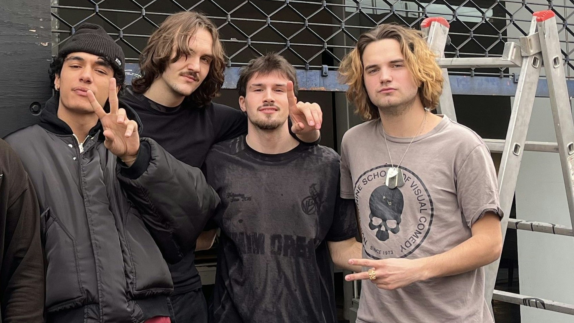 Jung-Designer Luis Dobbelgarten, rechts im Bild, mit seinen Kumpels.