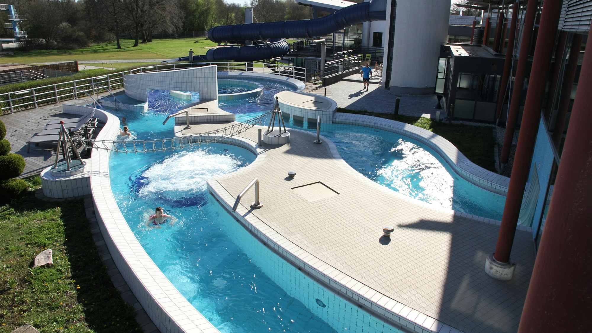 Ein zu einer Schleife gewundenes Becken in einem Schwimmbad aus der Vogelperspektive
