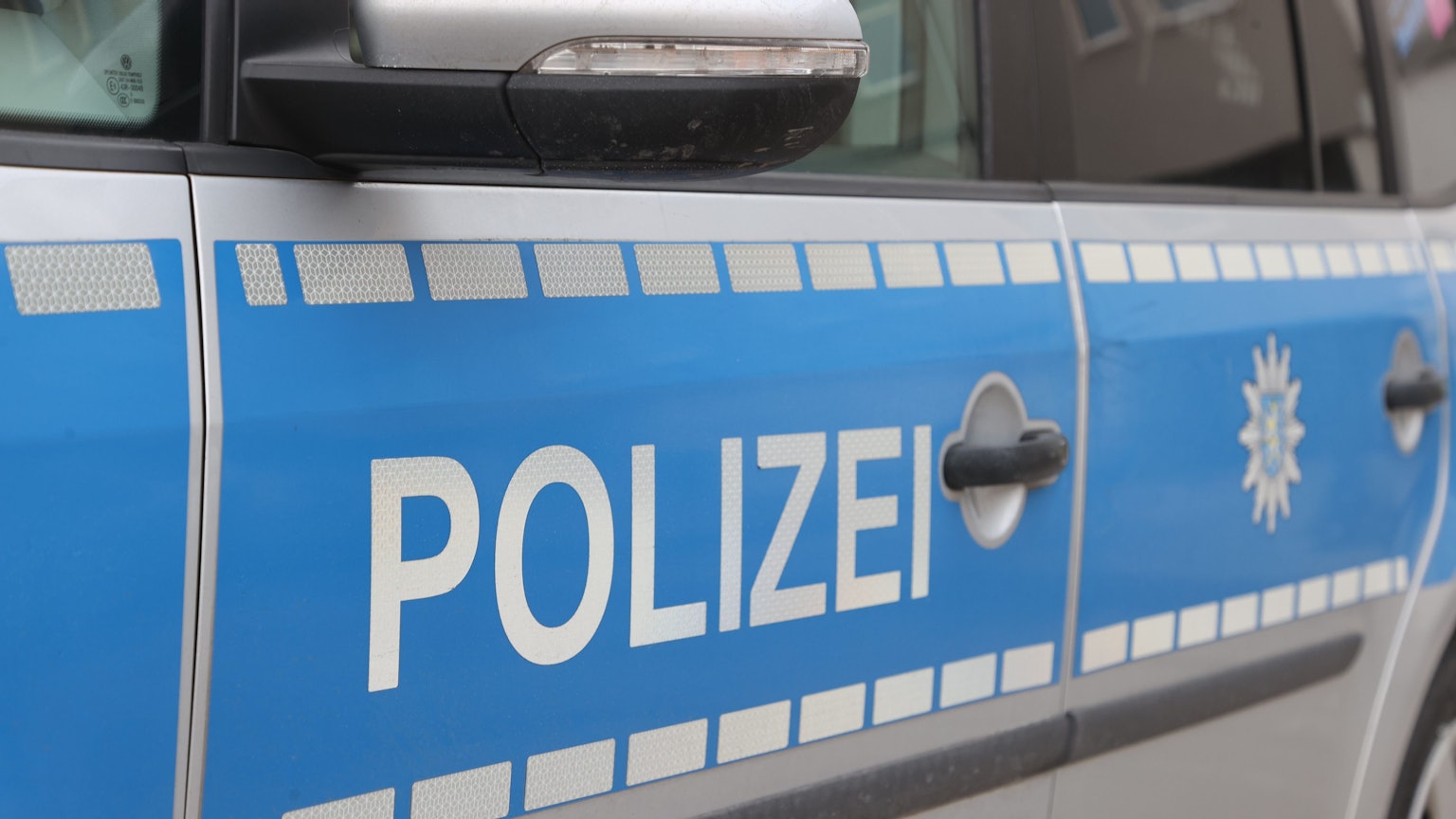 An einem Polizeifahrzeug steht der Schriftzug „Polizei“ (Symbolfoto).
