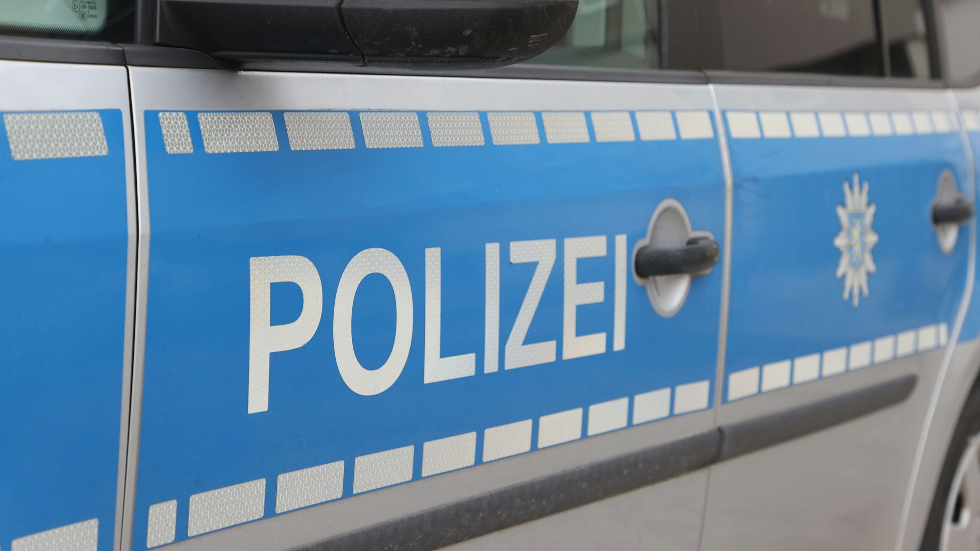 An einem Polizeifahrzeug steht der Schriftzug „Polizei“ (Symbolfoto).