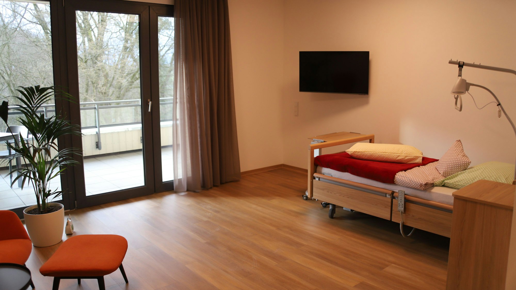 Die 16 Gästezimmer sind großzügig geschnitten, mit Balkonen und Blick ins Grüne.