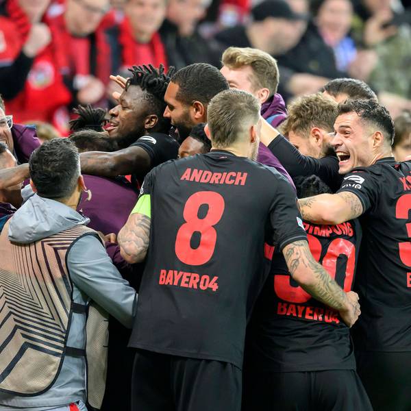 Jubeltraube um Patrik Schick nach dessen Tor zum 3:2 mit u.a. Edmond Tapsoba, Jonathan Tah, Robert Andrich