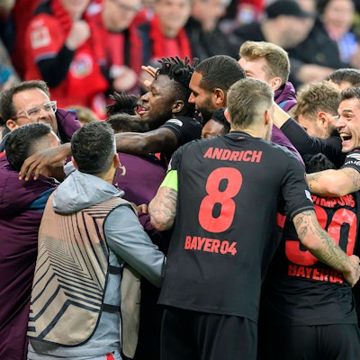 Jubeltraube um Patrik Schick nach dessen Tor zum 3:2 mit u.a. Edmond Tapsoba, Jonathan Tah, Robert Andrich