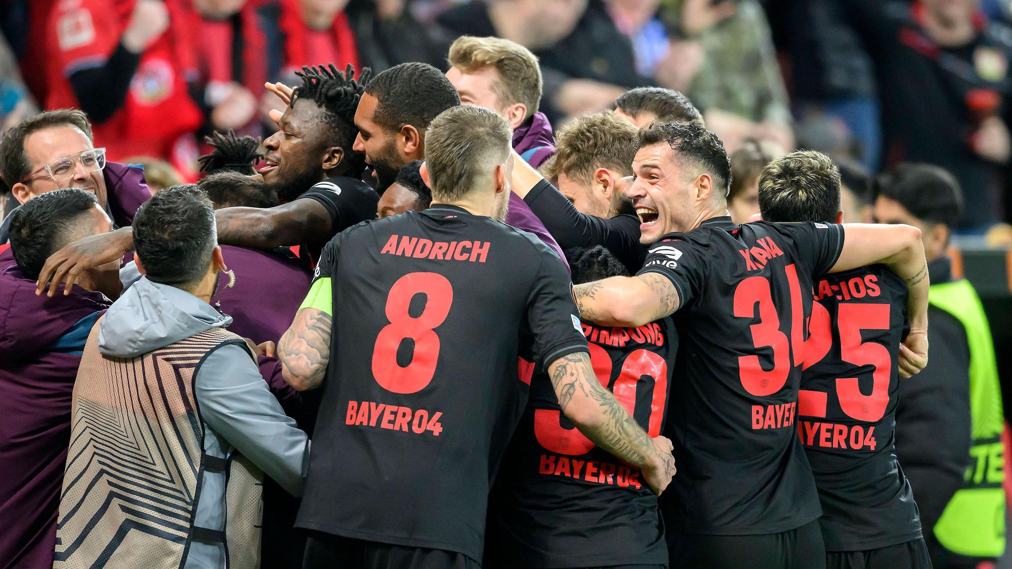 Jubeltraube um Patrik Schick nach dessen Tor zum 3:2 mit u.a. Edmond Tapsoba, Jonathan Tah, Robert Andrich