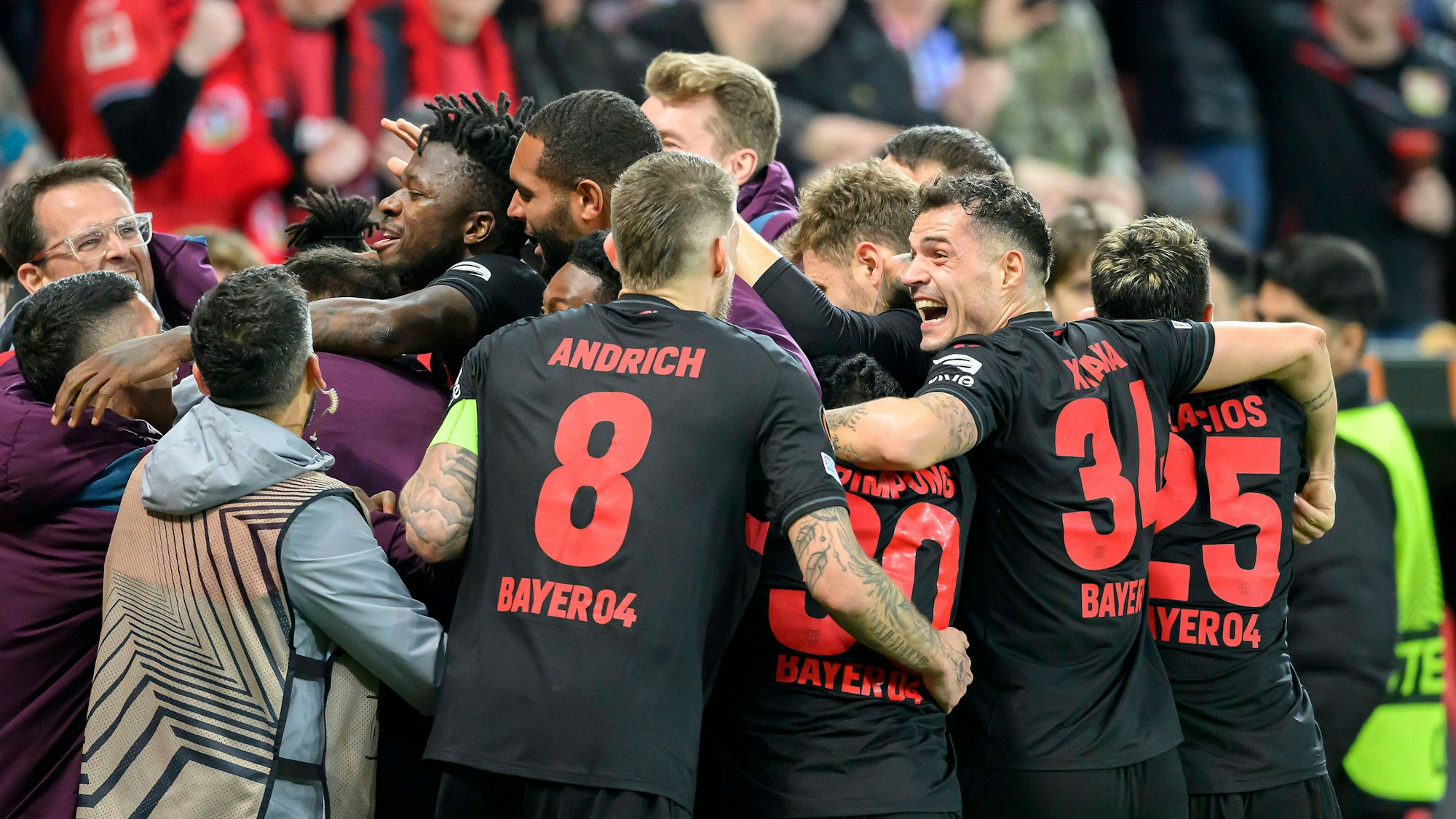 Jubeltraube um Patrik Schick nach dessen Tor zum 3:2 mit u.a. Edmond Tapsoba, Jonathan Tah, Robert Andrich