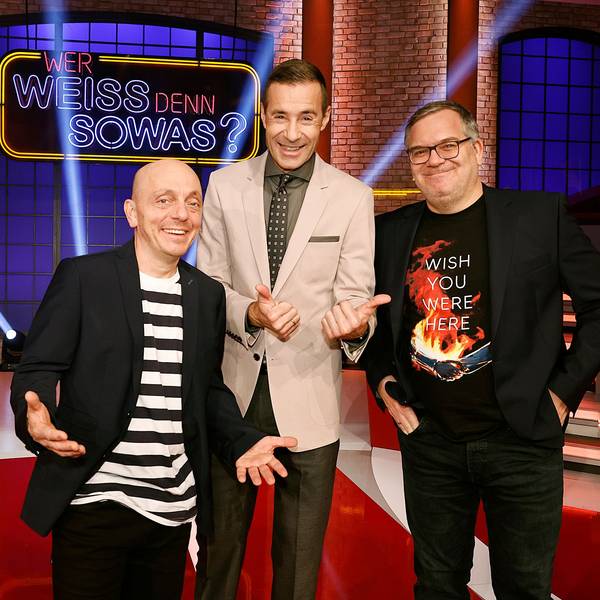 Moderator Kai Pflaume (M.) steht gemeinsam mit Elton (rechts) und Bernhard Hoëcker vor dem Logo der ARD-Quizshow „Wer weiß denn sowas?“.