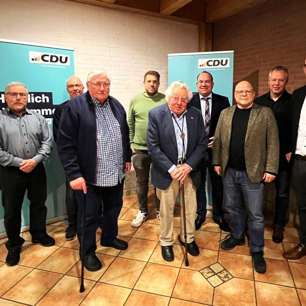 Die Geehrten stehen vor zwei CDU-Aufstellern.