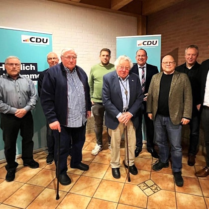 Die Geehrten stehen vor zwei CDU-Aufstellern.