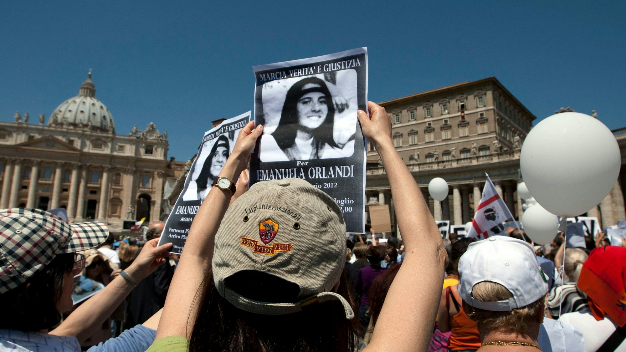 Vatikan, Vatikanstadt: Demonstranten halten beim „Marsch für Wahrheit und Gerechtigkeit für Emanuela“ auf dem Petersplatz Bilder von der seit 1983 verschwundenen 15-jährigen Tochter eines Vatikan-Hofdieners, Emanuela Orlandi, in die Höhe, während Papst Benedikt XVI ein Gebet liest. (Archivbild)
