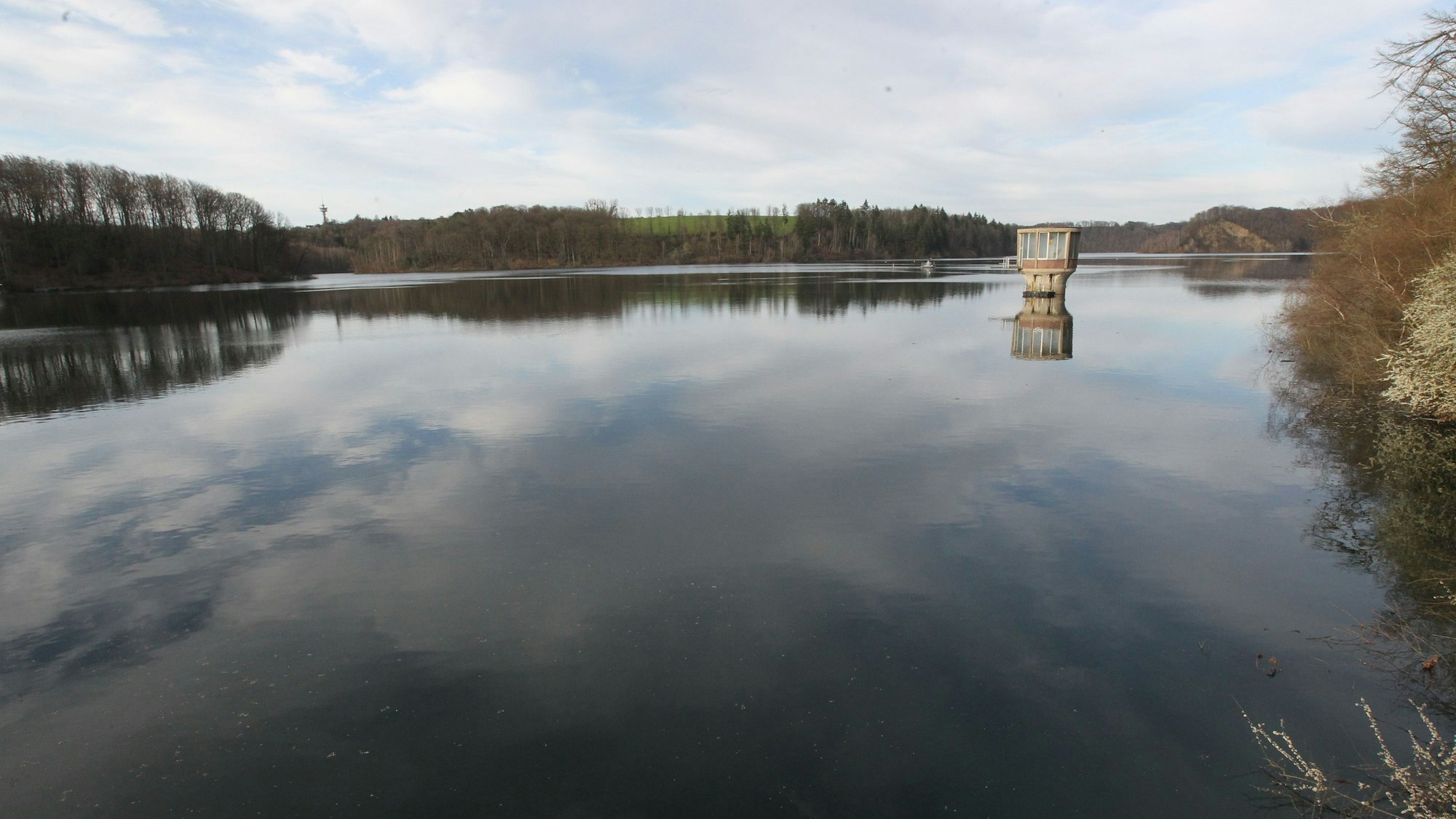 Nach den vielen Regenfällen ist die Wahnbachtalsperre zu 95 Prozent voll.