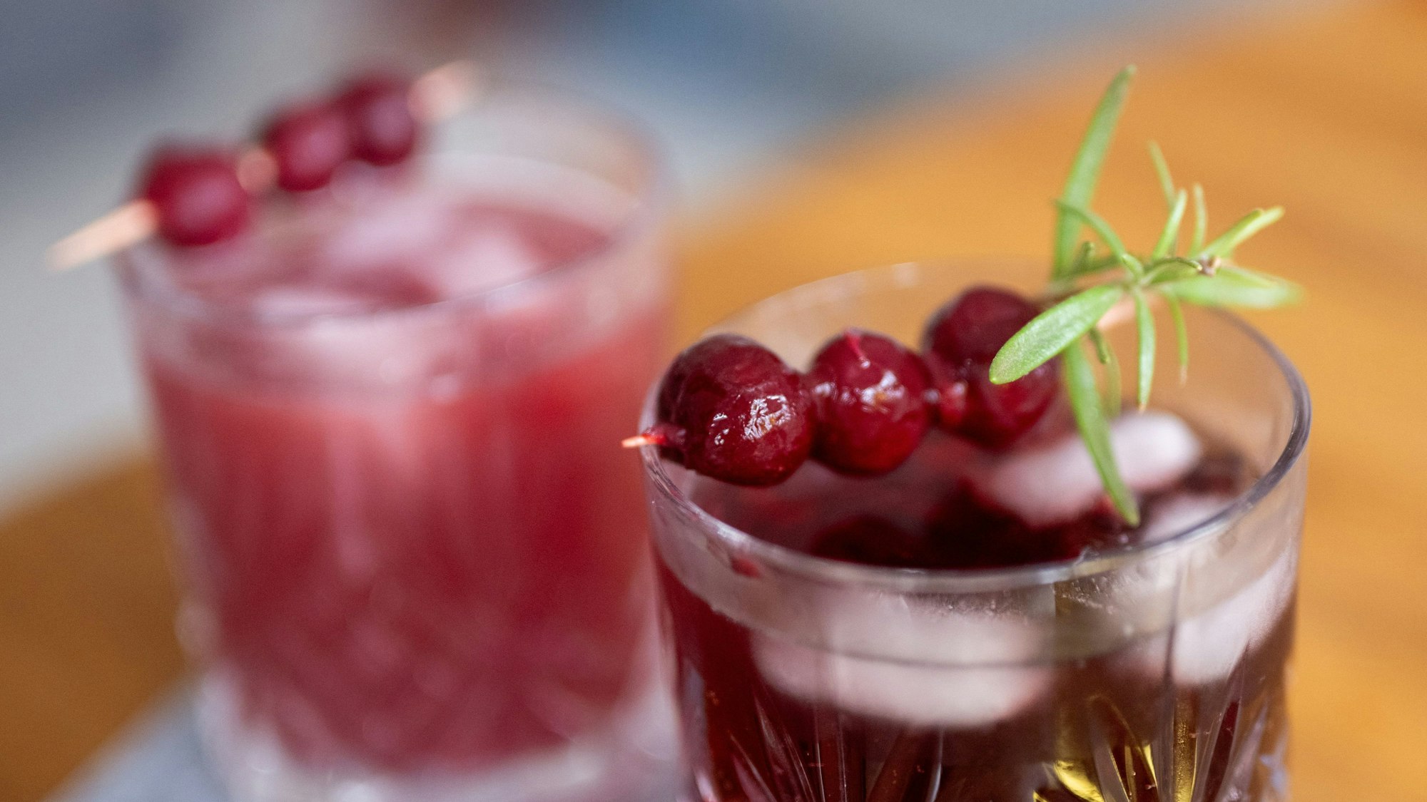 Zwei Gläser mit dem Trendgetränk „Sleepy Girl Mocktail“ stehen auf einem Tisch.