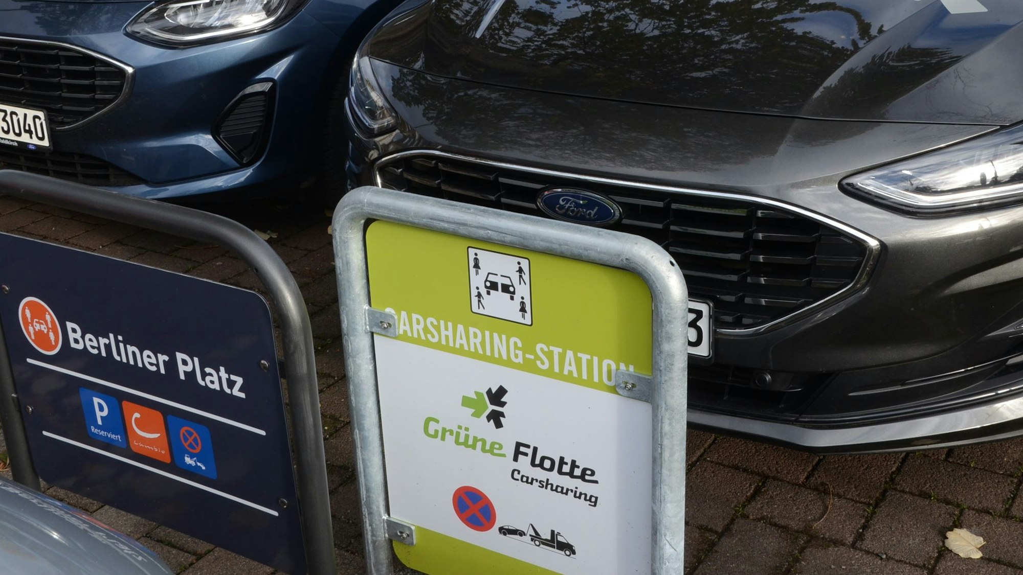 Schilder weisen Parkplätze als Carsharing-Station aus.