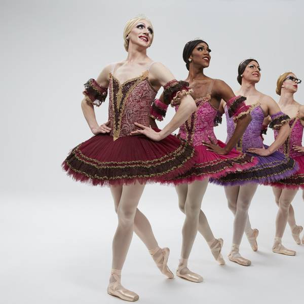 Auf dem Bild sind acht Männer in Balletkleidern zusehen.