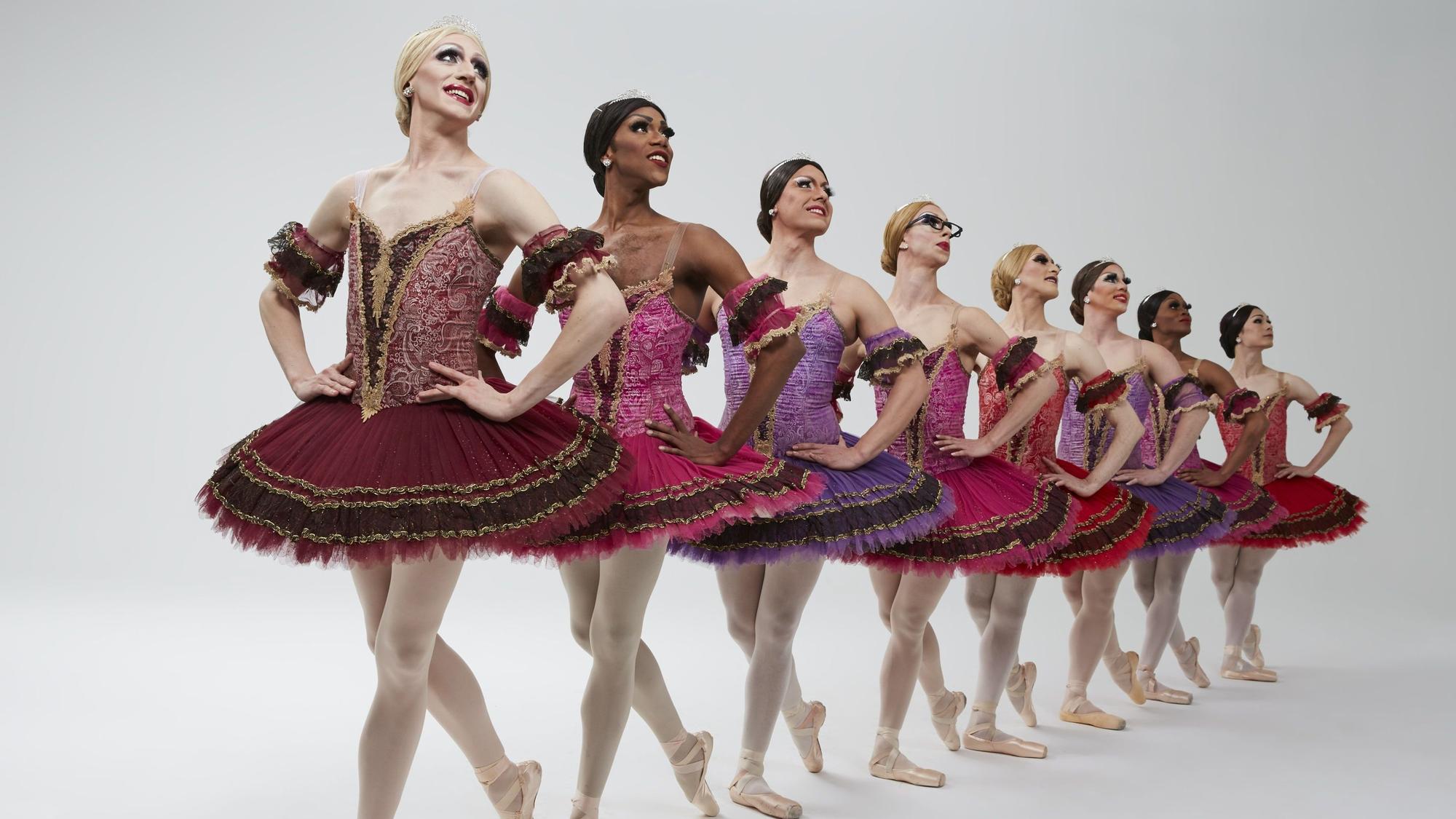 Auf dem Bild sind acht Männer in Balletkleidern zusehen.