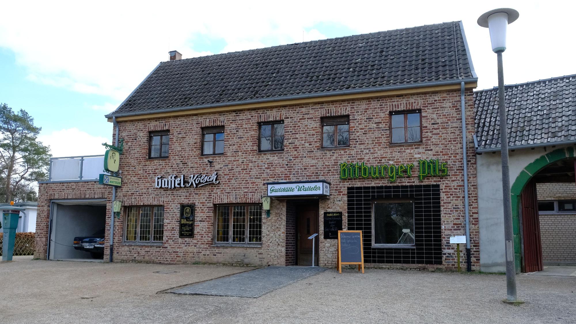 Außenansicht der Gaststätte Watteler am Marktplatz Rheinland im LVR-Freilichtmuseum Kommern.