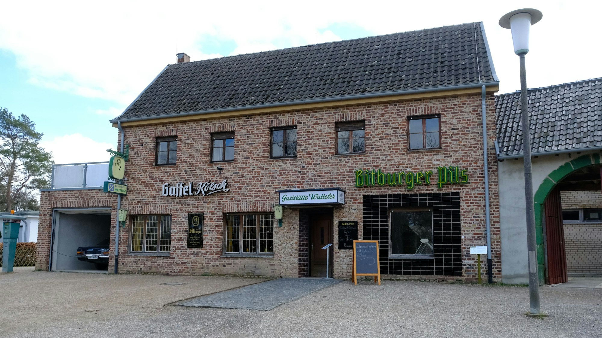 Außenansicht der Gaststätte Watteler am Marktplatz Rheinland im LVR-Freilichtmuseum Kommern.