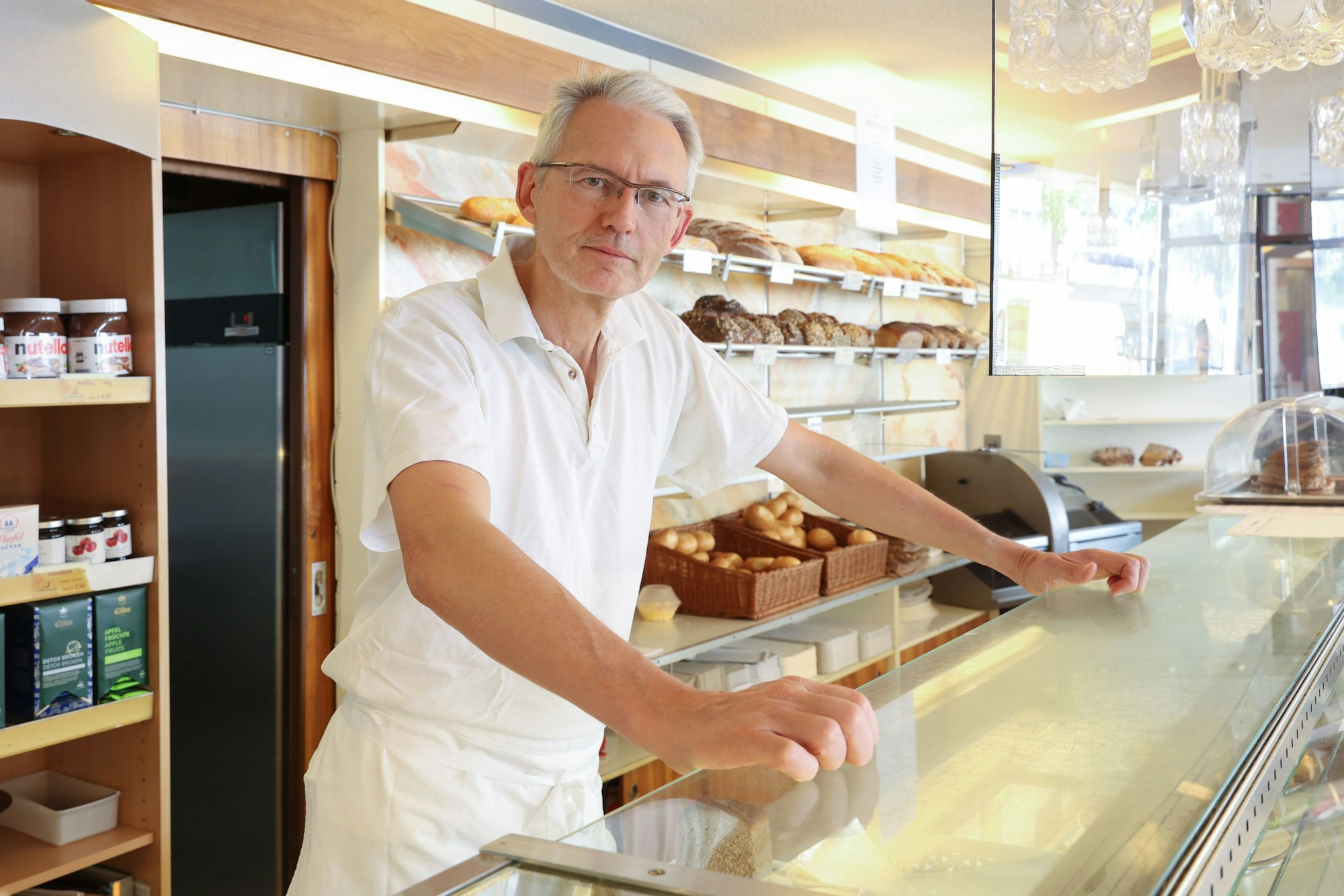 Engelbert Schlechtrimen lehnt an der Theke in seiner Bäckerei.