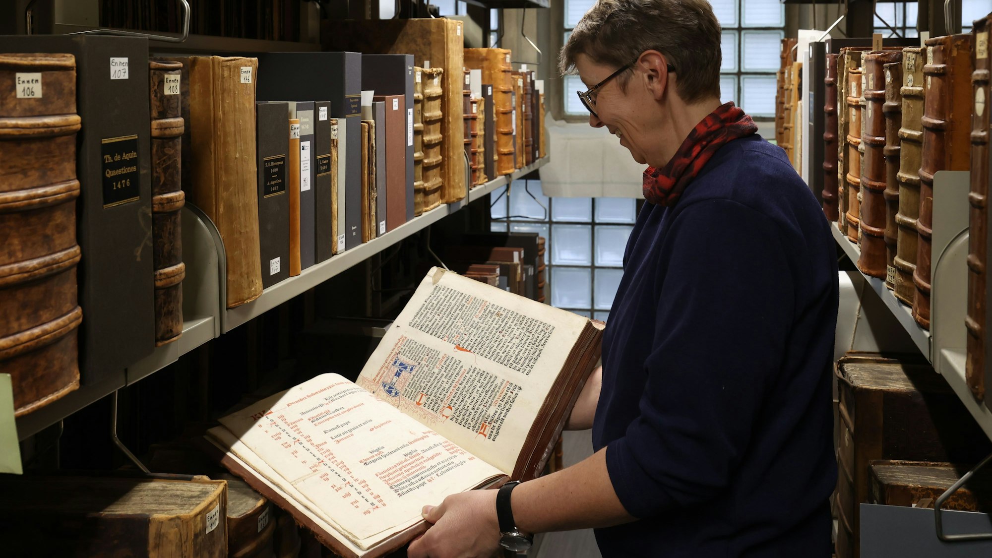 Christiane Hoffrath zeigt in der Universitäts- und Stadtbibliothek einen Band aus der bedeutenden Inkunabelsammlung, das sind Bücher, die vor 1500 gedruckt wurden.