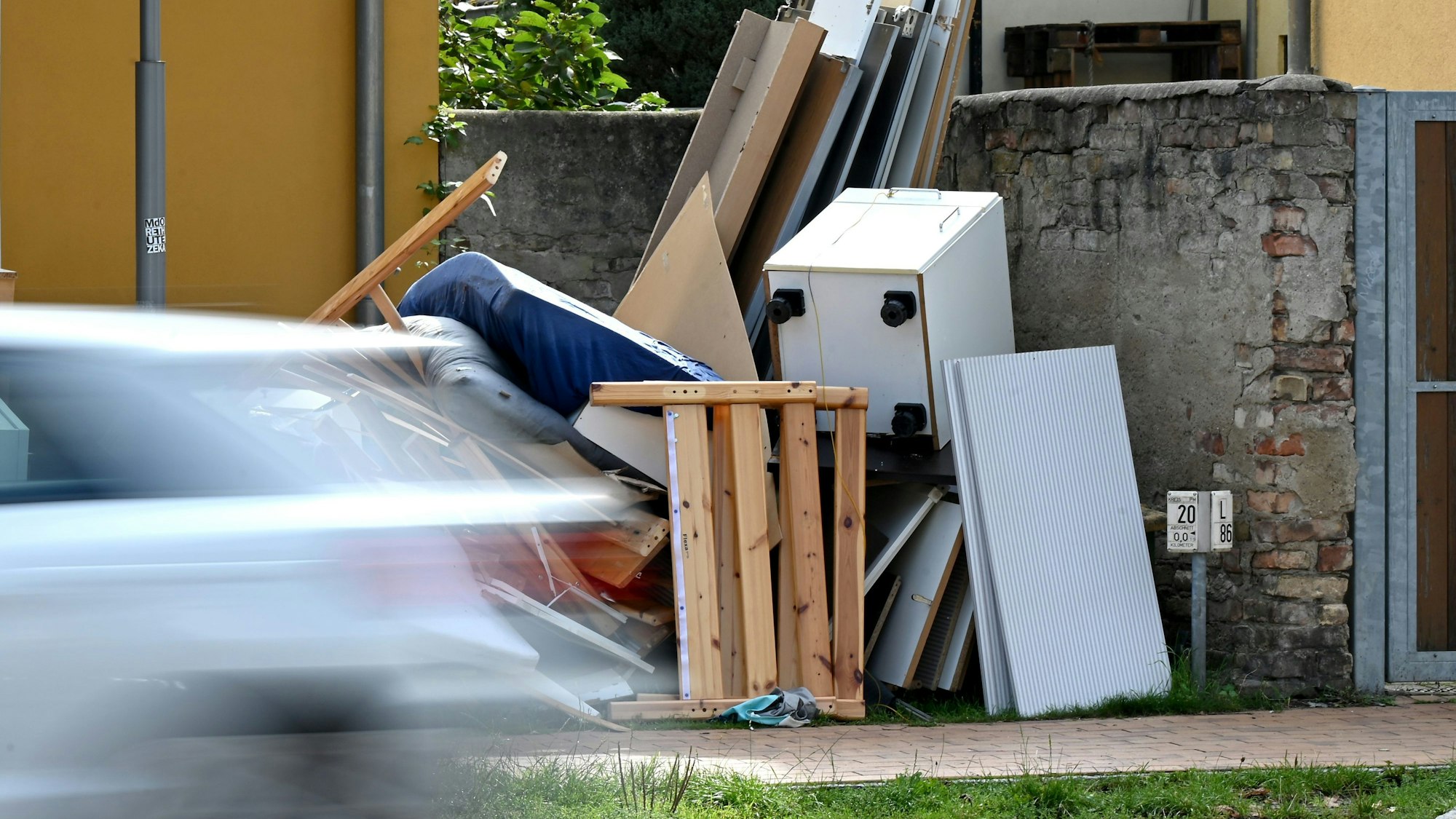 Sperrmüll liegt am Straßenrand vor einem Haus. (Symbolbild)
