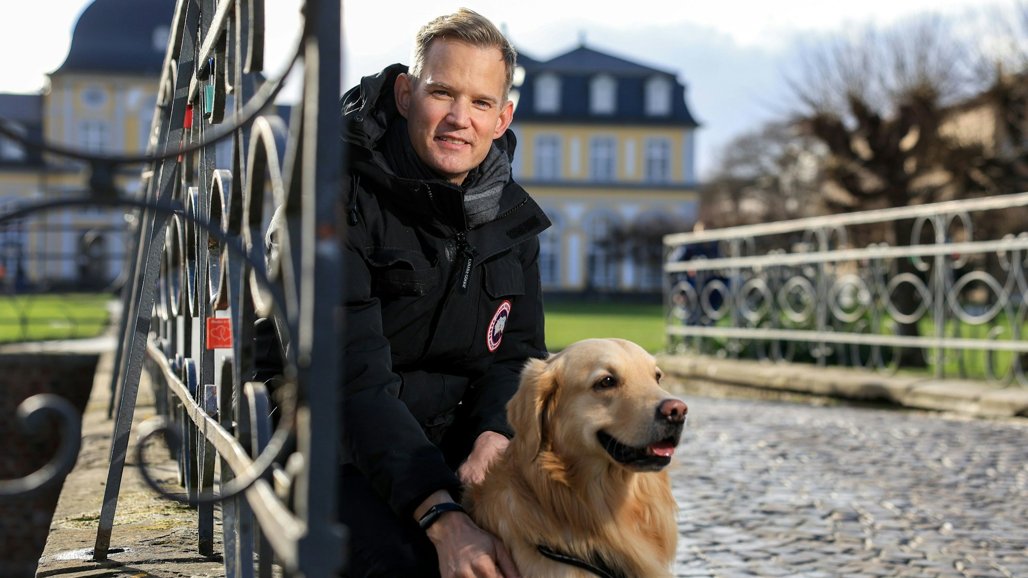 Prof. Dr. med. Hendrik Streeck ist ein deutscher Virologe. Der Mediziner ist seit Oktober 2019 Direktor des Institutes für Virologie am Universitätsklinikum Bonn und war Mitglied des Corona-Expertenrats der Bundesregierung.
Im Bild mit seinem Hund Sam.