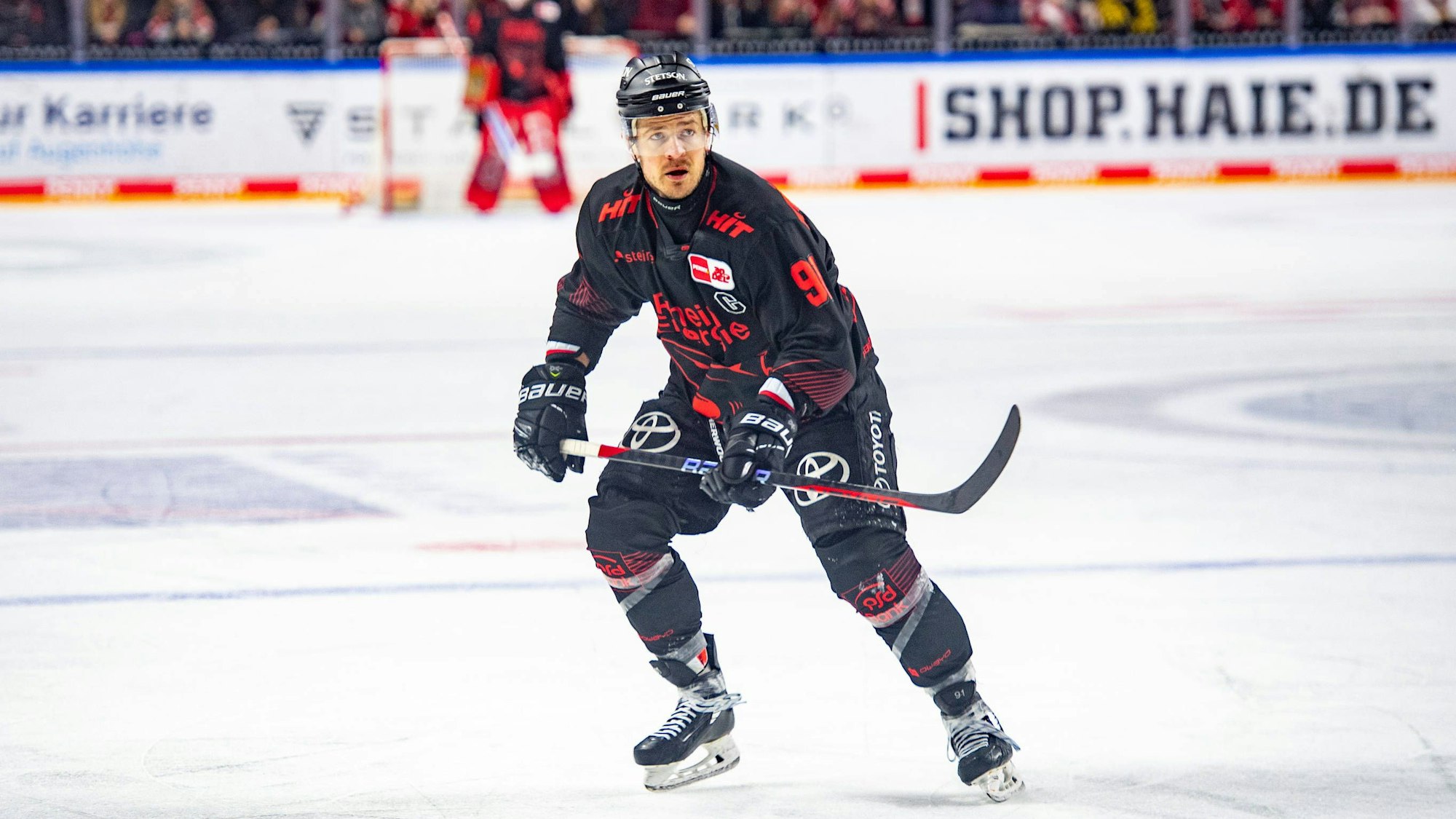 Haie Kapitän Moritz Müller auf dem Eis.