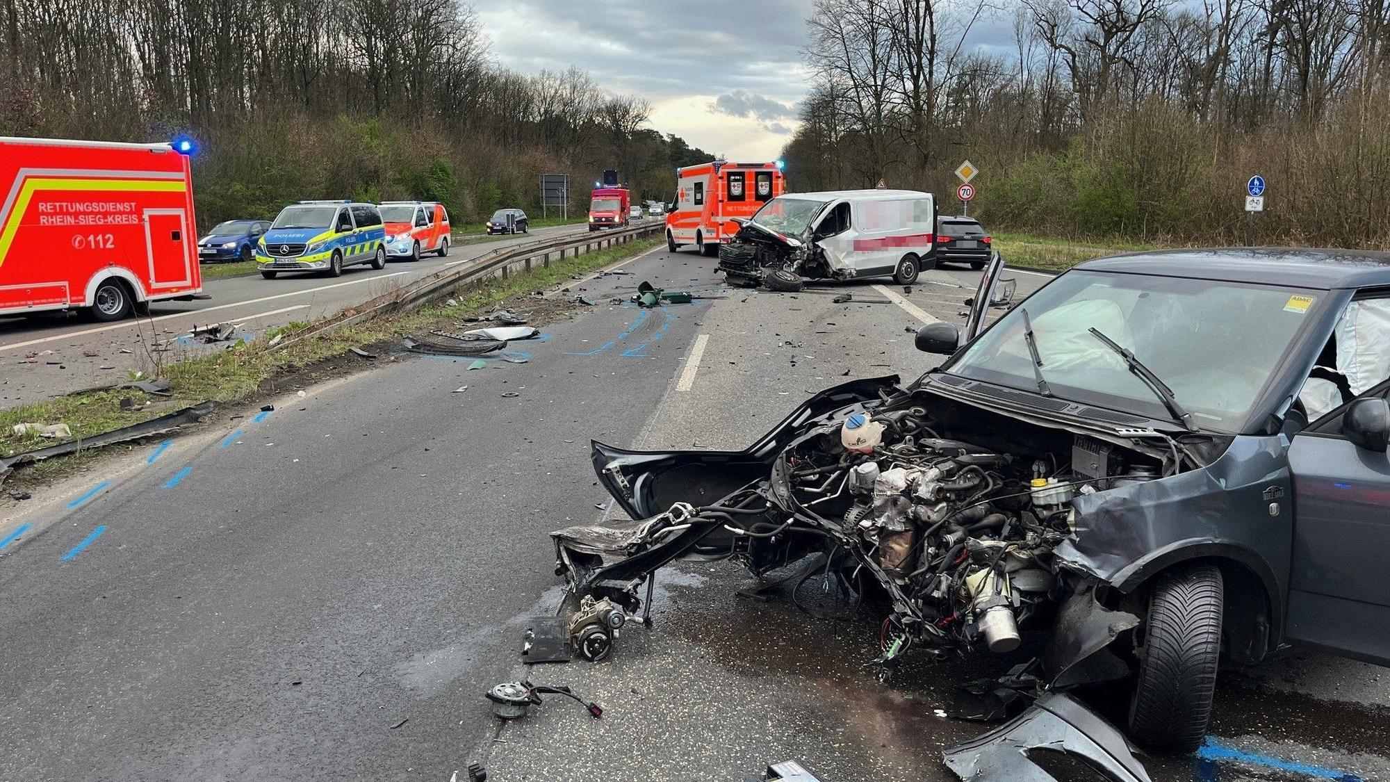 Bei einem schweren Unfall auf einer Lohmarer Kreuzung wurden vier Personen verletzt.