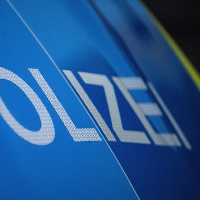 Das Wort Polizei ist auf der Karosserie eines Polizeifahrzeugs zu sehen.